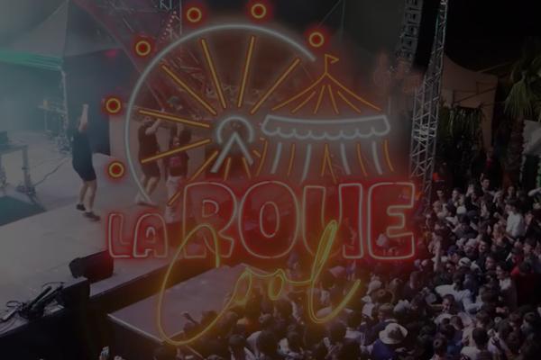 Le logo de la roue cool devant un concert