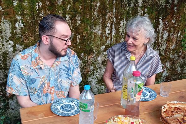 Anne-France Dautheville, photographiée aux côtés d'une personne accompagnée par Toit à Moi lors d'un repas