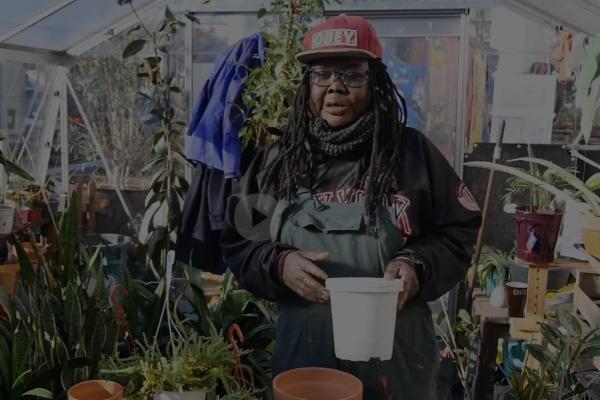 Adzo, accompagnée par toit à moi nantes, en stage à la "brocante verte"