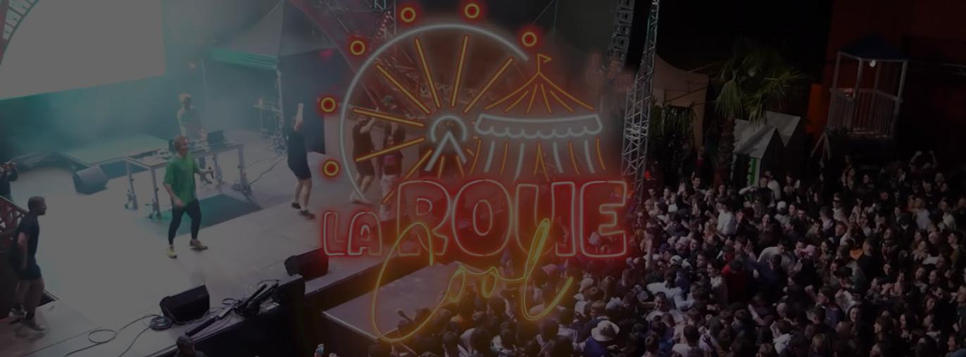 Le logo de la roue cool devant un concert