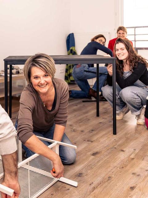 Des bénévoles sont en train d'aménager un logement à Rouen