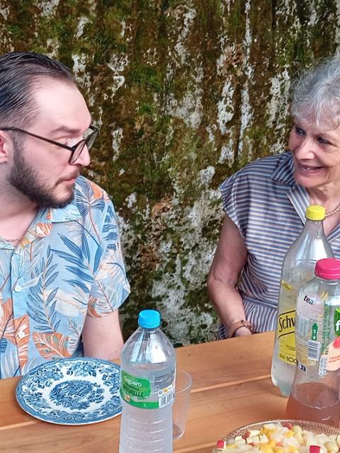 Anne-France Dautheville, photographiée aux côtés d'une personne accompagnée par Toit à Moi lors d'un repas